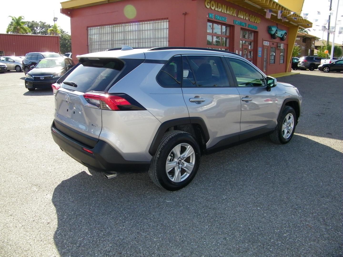 2019 Silver /Tan Toyota RAV4 XLE (JTMW1RFV2KD) with an 2.5L L4 DOHC 16V engine, 8A transmission, located at 4000 Bee Ridge Road, Sarasota, FL, 34233, (941) 926-0300, 27.298664, -82.489151 - Photo#5